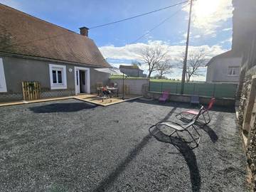 Gîte pour 4 personnes, avec terrasse et jardin à Génis