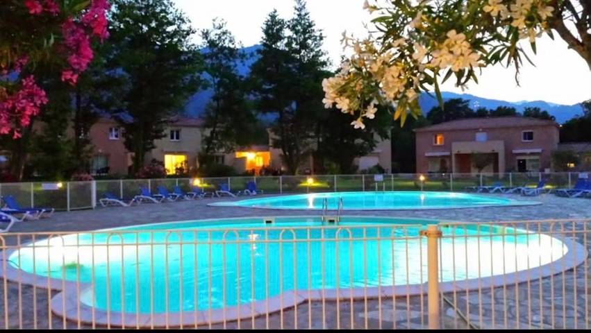 Appartement de vacances pour 2 personnes, avec bassin pour enfant ainsi que jardin et piscine