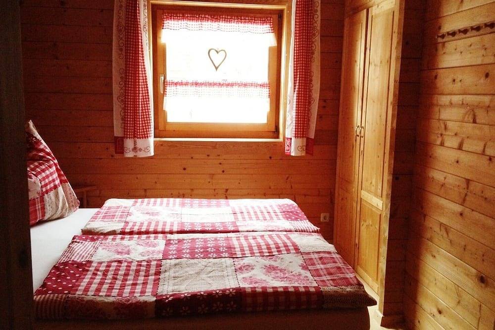 Holzblockhütte mit atemberaubendem Bergblick im Wechsel der Jahreszeiten in Rottenmanner und Wölzer Tauern, Hohentauern