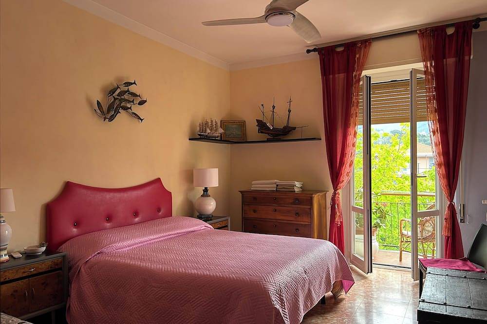 Entire apartment, Three-Room Apartment La Formica Azzurra, terrace overlooking hills, yes pets, near center in Lavagna, Lavagna Municipality