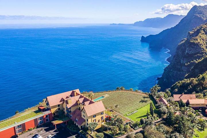 Relax and Recharge in Scenic Madeira Room | Breakfast Included | Pool Access in Santana, Madeira