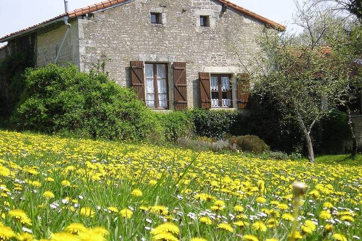Gîte pour 2 personnes, avec jardin à Salles-de-Villefagnan