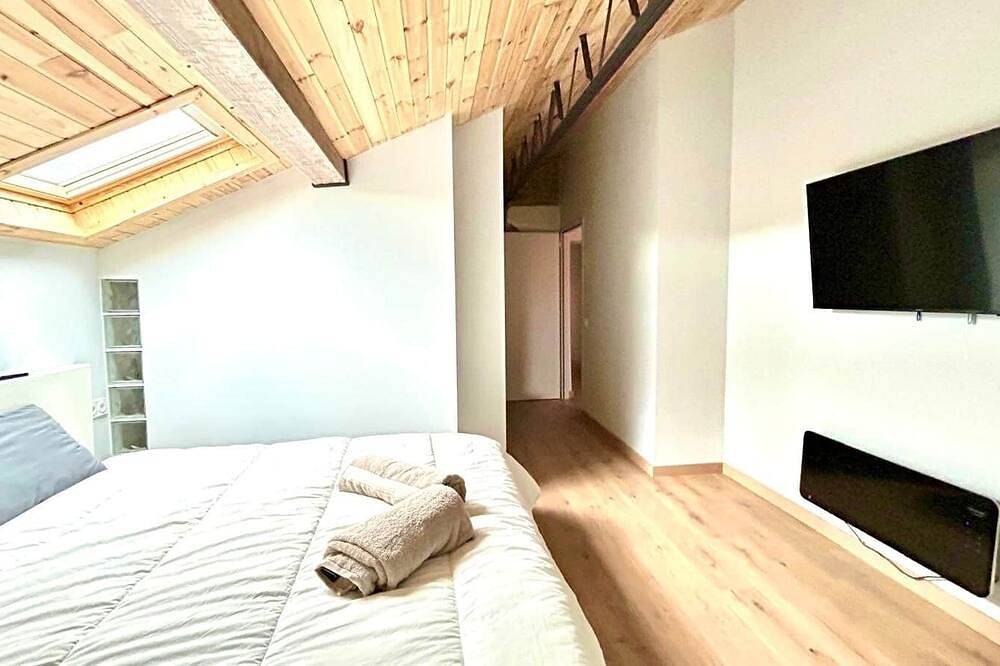 Entire apartment, Cal Querol - Atic to Err (max 13 pax) in Err, Parc naturel régional des Pyrénées catalanes