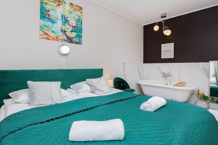 House 5 miles to an Old Town with double walk-in shower and Victorian tub in Tricity