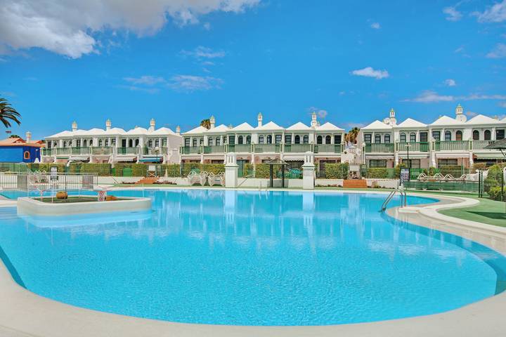 Villa Carlota with Pool, Terrace & Wi-Fi in Maspalomas, San Bartolomé de Tirajana