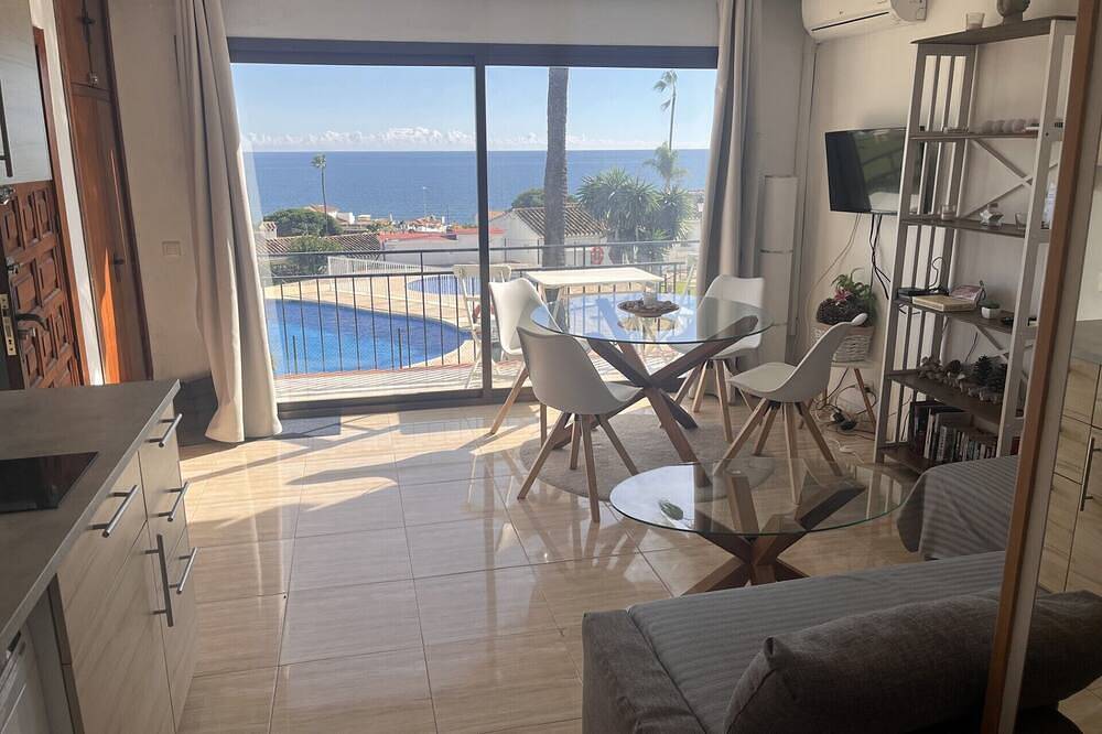 Apartamento entero, Apartamento en esquina en la parte superior con vistas al mar y sol todo el día. in Mijas Costa, Mijas