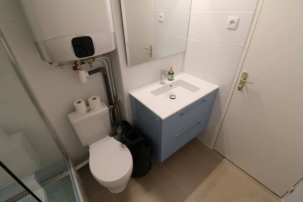 Entire apartment, Studio facing the sea Panoramic view. Direct access to the beach in Cannes La Bocca, Cannes