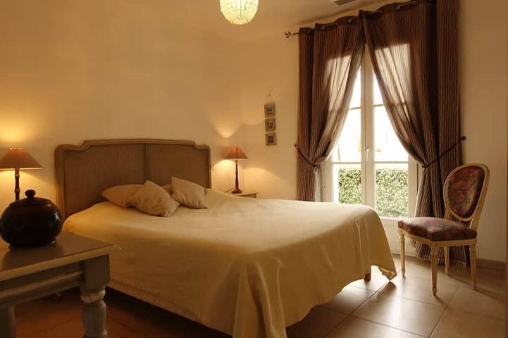 Beautiful luxury villa, air-conditioned and heated swimming pool in Mallemort, Arles region