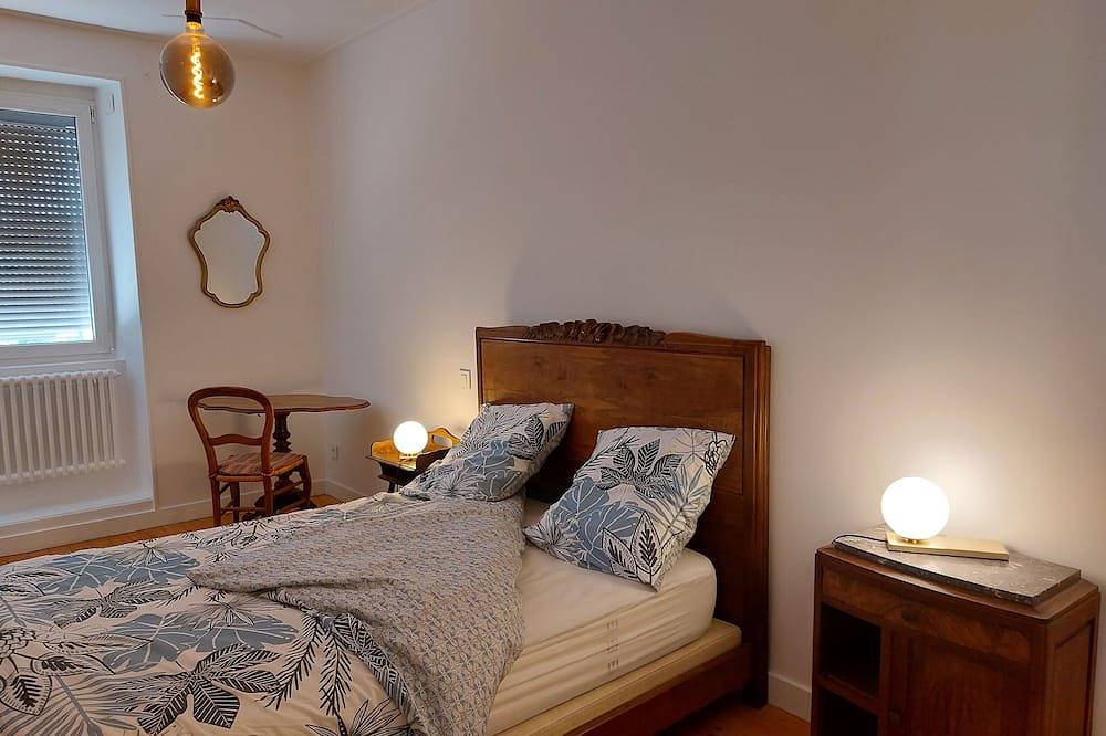 Renovated family home set in greenery in the heart of the Jura, rated 3 * Cdtj. in Cogna, Jura