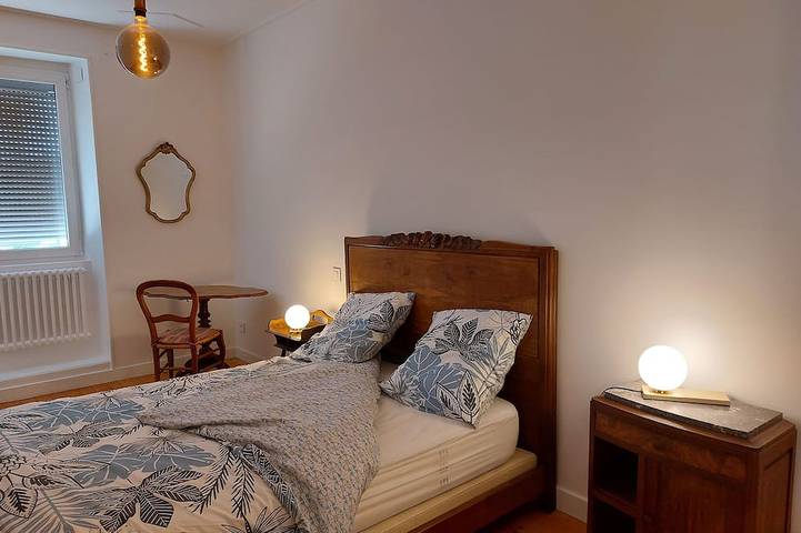 Désiré's Workshop: A Renovated Family Home Surrounded by Greenery in the Heart of the Jura in Cogna, Französischer Jura