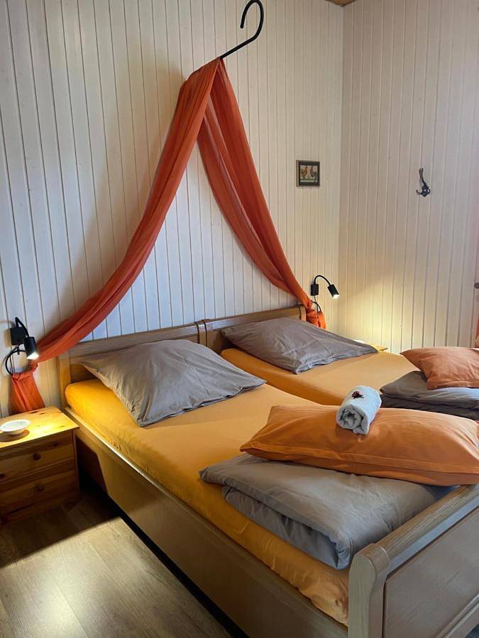 Ganze Wohnung, Ferienapartment Henriettenhof mit Kamin, Terrasse und Sauna, ruhig für 2 Personen in Crussow, Angermünde