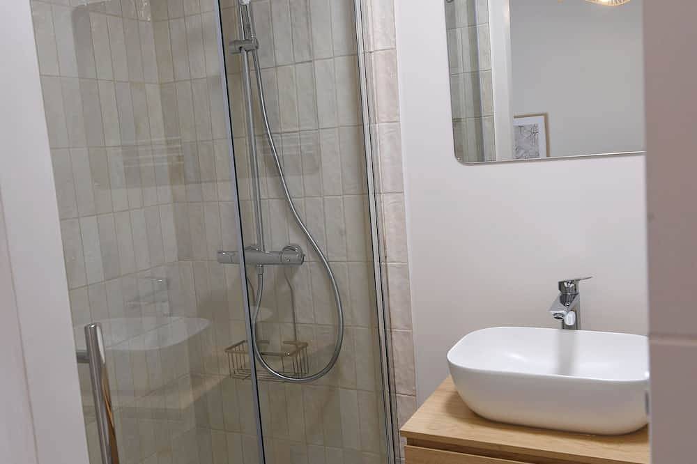 Apartamento entero, Ange A warm, natural light, a peaceful refuge where life is good in Arbent, Nantua