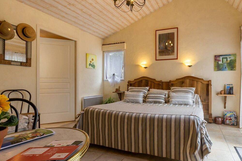 Charming Air-Conditioned Room with Private Bath, Wifi & Kitchen Access Near Canal in Blain, Chateaubriant e dintorni