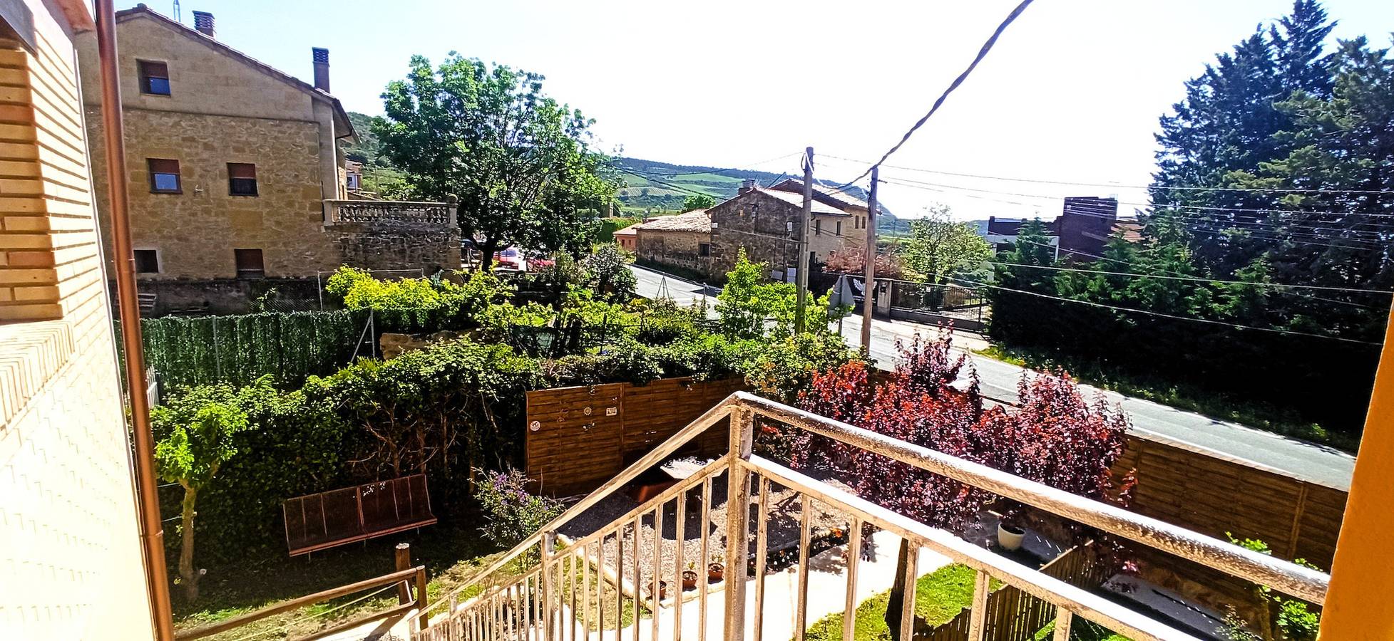 Apartamento entero, Apartamento 'El Guardaviñas El Mirador De Ruth' con vistas a la montaña, terraza privada y Wi-Fi in Ábalos, Provincia de La Rioja