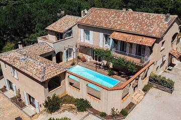 Gîte pour 8 personnes, avec jardin à Évenos