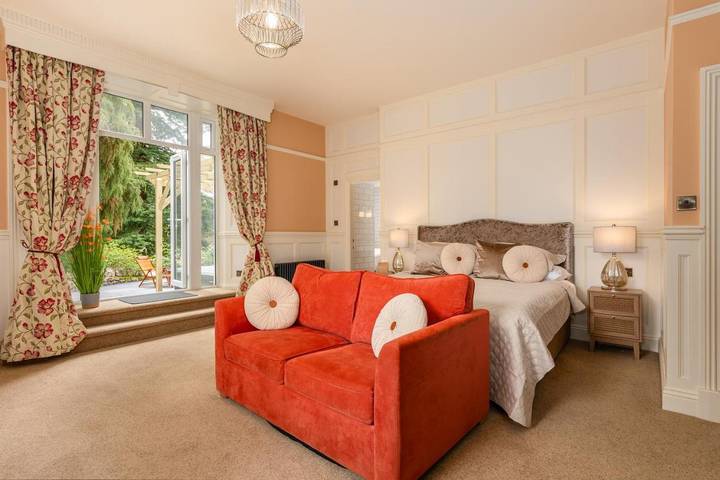 Holiday letting for 2 people, with hot tub and garden in Grange-over-Sands