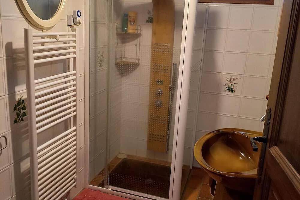Appartement entier, Bottom of villa in the countryside, 2 terraces, swimming pool, spa, sauna, barbecue ... in Neffes, Région de Gap