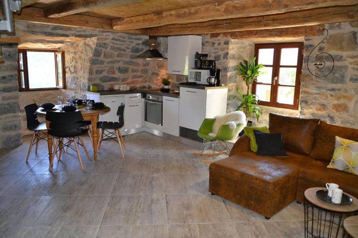 Entire studio, Loft Cocoon: Mountain View & Private Jacuzzi in Mostuéjouls in Mostuéjouls, Parc naturel régional des Grands Causses