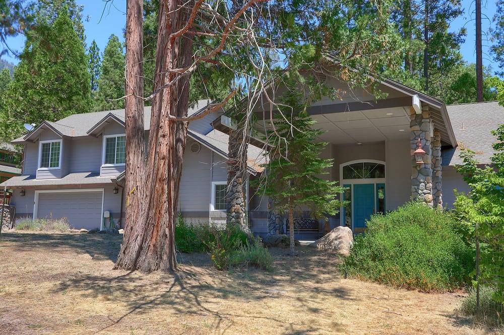 (2A) The Terry Cabin at The Redwoods In Yosemite in 3rd Arrondissement, Paris
