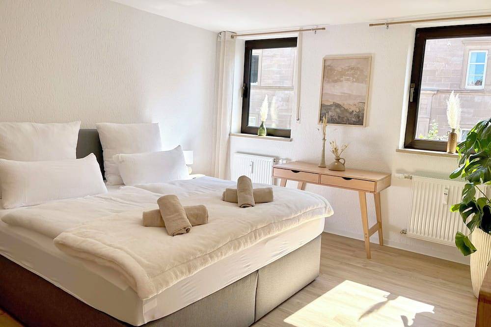 Ganze Wohnung, Stilvolle Ferienwohnung mit moderner Küche & Komfortbad in Bad Königshofen i.Grabfeld, Rhön-Bayern