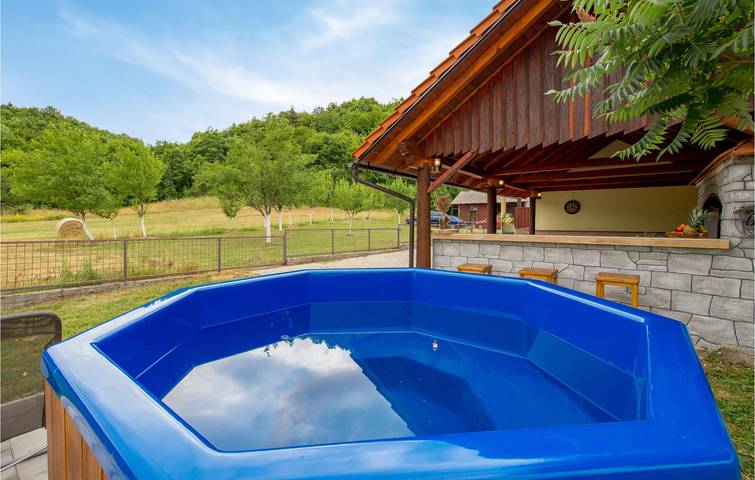 Charmante 2-Zimmer-Wohnung mit Terrasse in der Nähe des Flusses Lika in Gospitsch, Lika-Senj