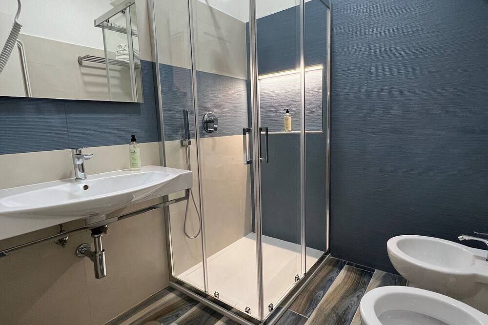 Fronte mare Rooms, camera vista mare con terrazzino privato in Marina di Camerota, Camerota