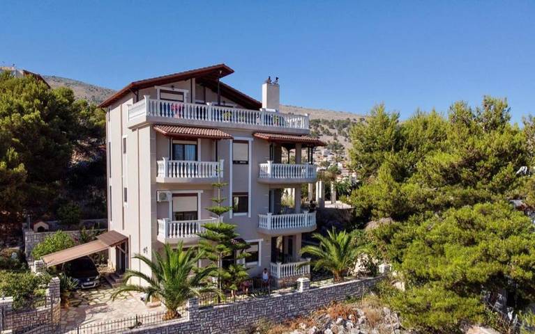 Maison d’hôte pour 4 personnes, avec vue ainsi que jardin et balcon à Saranda