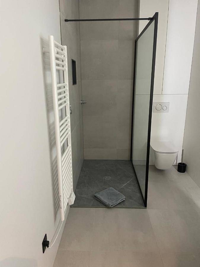 Location de vacances pour 2 personnes, avec terrasse et vue ainsi que piscine et jardin à Tour-de-Faure - 3