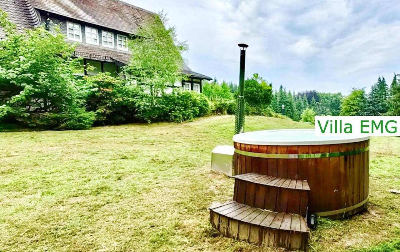 Villa Emg Ferienhaus in Alleinlage mit Privatsee Jacuzzi und Sauna für bis zu 22 Personen bei Osnabrück in Preußisch Oldendorf, Wiehengebirge