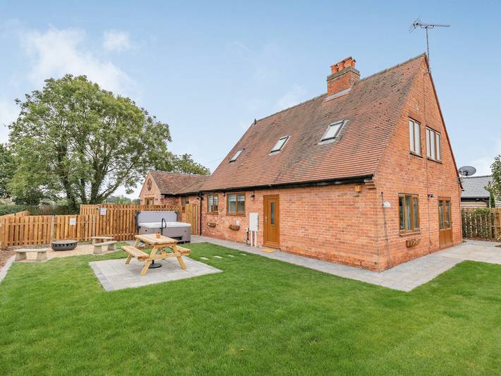 Glamping for 7 people, with garden in Derbyshire