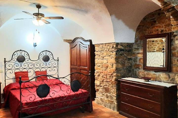 Appartamento intero, ''Sapore Di Liguria''  in Borgo Antico vicino al mare in Terzorio, Riviera di Ponente