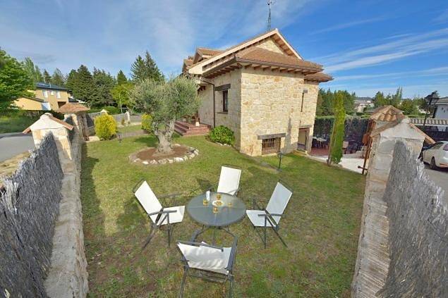 Location de vacances pour 16 personnes, avec vue ainsi que jardin et piscine, animaux acceptés à Las Navas del Marqués - 3