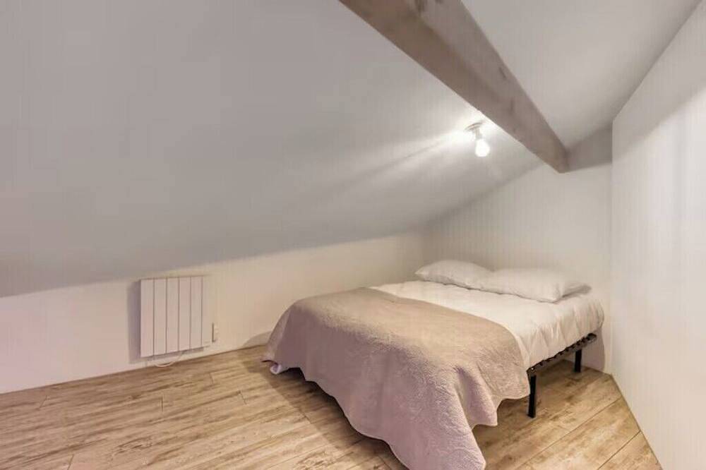 Apartamento entero, Loft with Mezzanine Bedroom in Sainte-Geneviève-des-Bois, Essonne