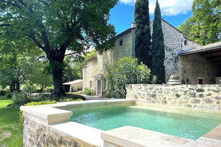 Gîte pour 10 personnes, avec jardin à Clansayes