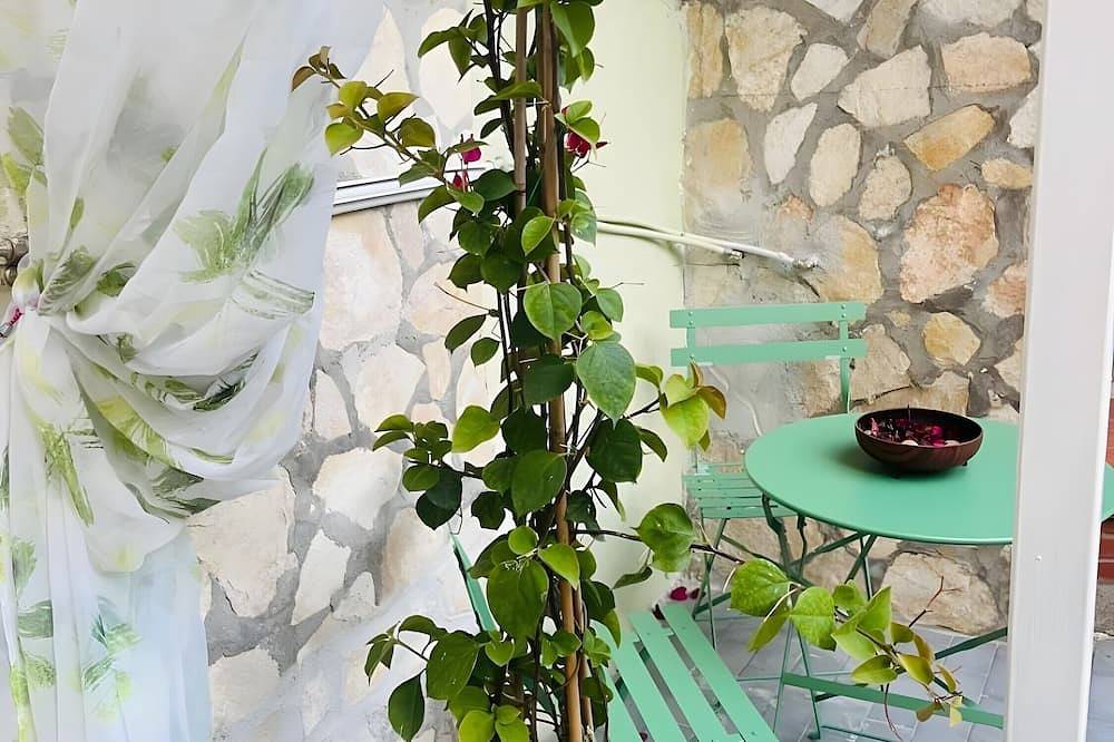 Entire apartment, Guest House 'La Colonnina' with Shared Garden, Wi-Fi and Air Conditioning in Minturno, Latina Province