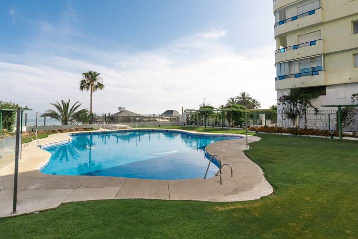 Entire apartment, Holiday Apartment "Banana" with Sea View, Shared Pool & A/C in Marbella Centre, Marbella