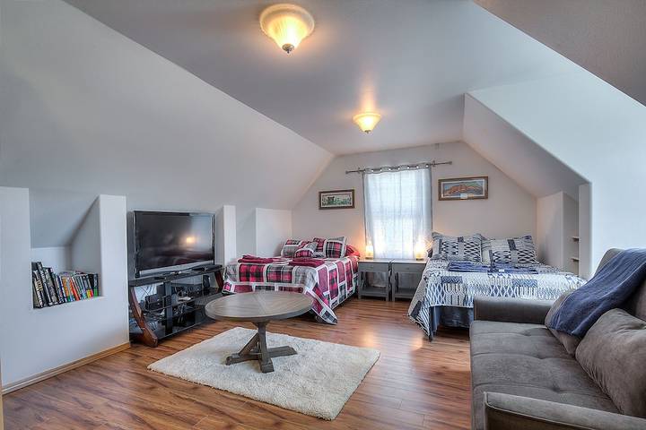 Vacation rental for 12 people, with yard and hot tub in Juneau