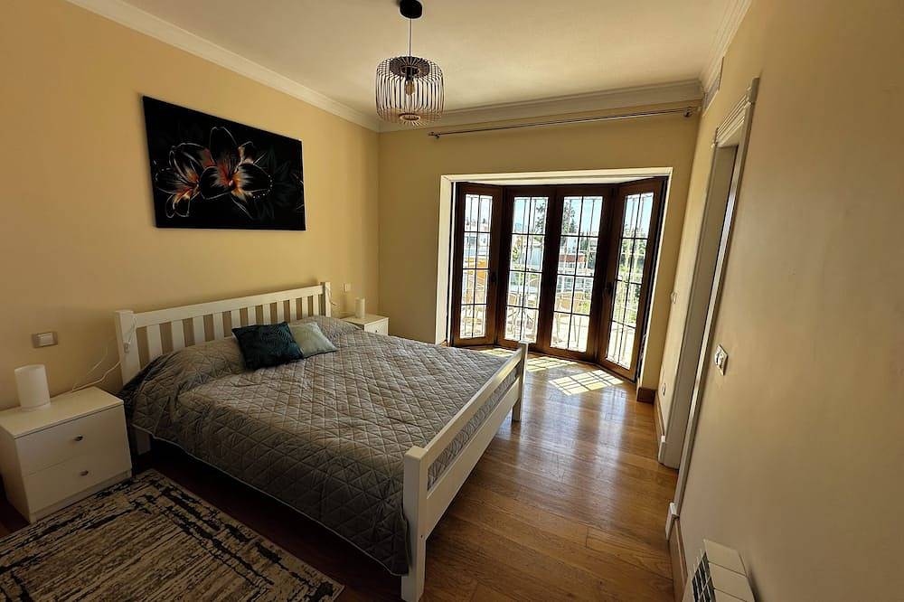 Villa Picasso Tranquila y Espaciosa, Cerca del Casco Antiguo y Paseo Maritimo in Marbella Centre, Marbella