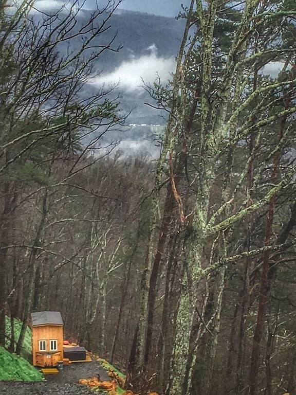 Mountain Farmer ist eine rustikale Erfahrung in einer großartigen Lage mit privatem Hottub! in Cocke County