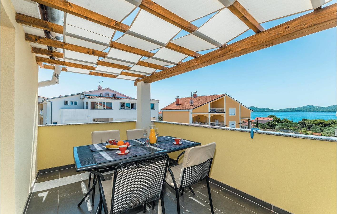 Ganze Ferienwohnung, Apartment mit Meerblick, Pool, Terrasse und WLAN – 1 km vom Strand entfernt in Biograd na Moru, Zadar