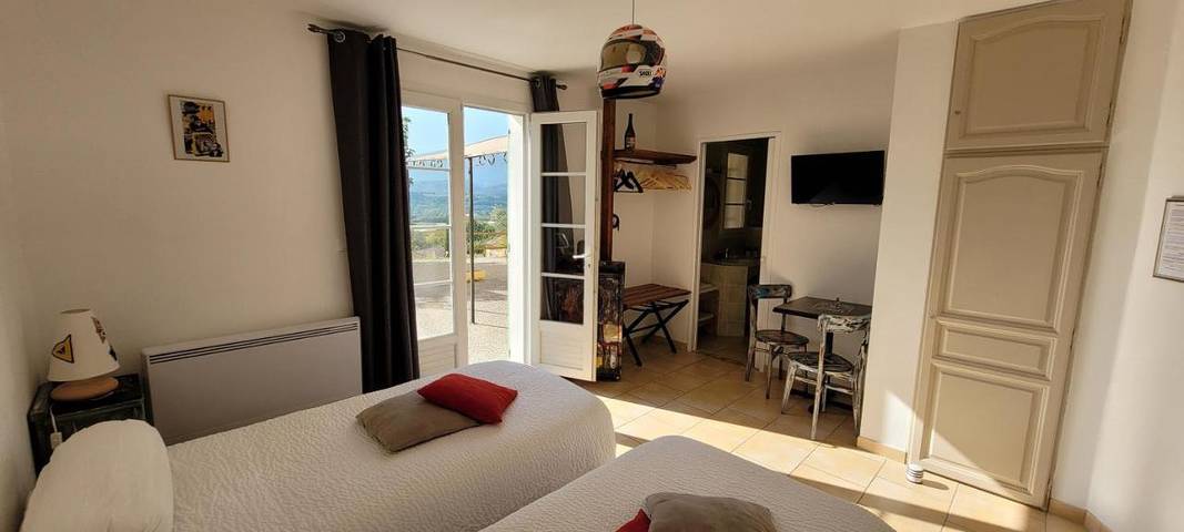 Location de vacances pour 3 personnes, avec vue ainsi que piscine et jardin à Volonne - 4