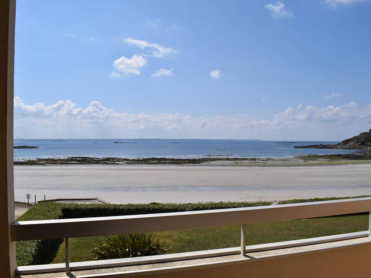 Appartement entier, Appartement avec 2 chambres, balcon et superbe vue mer à quelques pas de la plage de Tresmeur in Trébeurden, Côte de Granit Rose