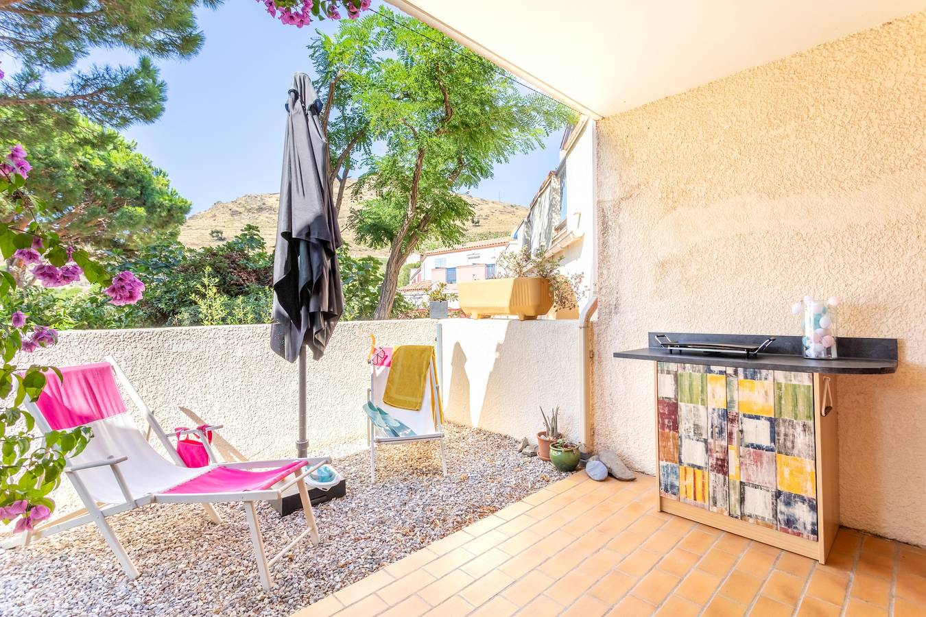 Apartamento entero, Apartamento 'T2 Meublé Aux Aloès' con vistas a la montaña, piscina compartida y terraza privada in La Côte Vermeille, Cerbère