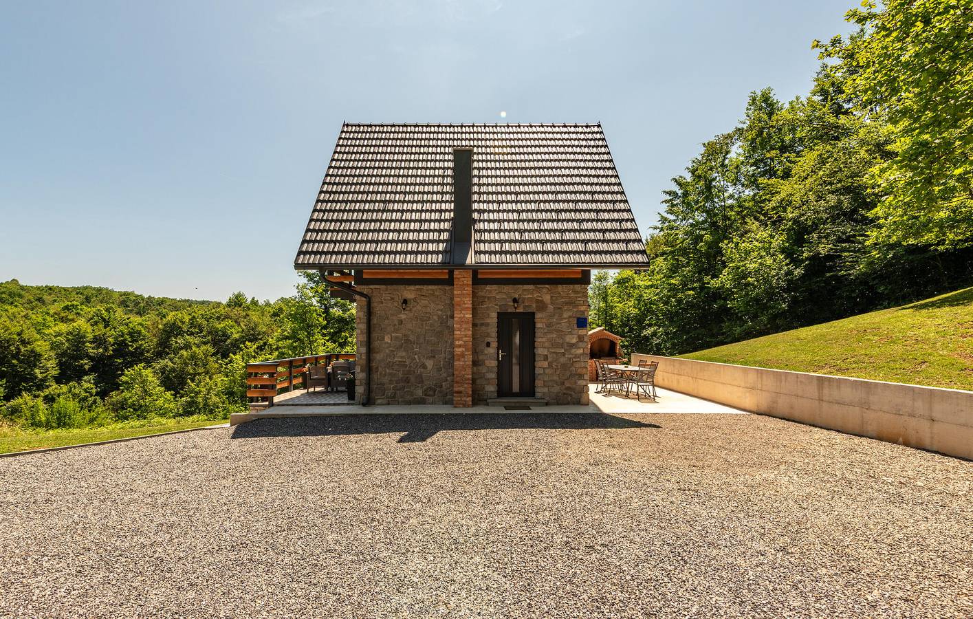 Charmante Ferienwohnung mit WLAN, Klimaanlage, Parkplatz, Terrasse und Grill in Prozor, Lika-Senj