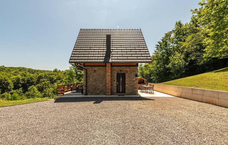 Charmante Ferienwohnung mit WLAN, Klimaanlage, Parkplatz, Terrasse und Grill in Prozor, Lika-Senj