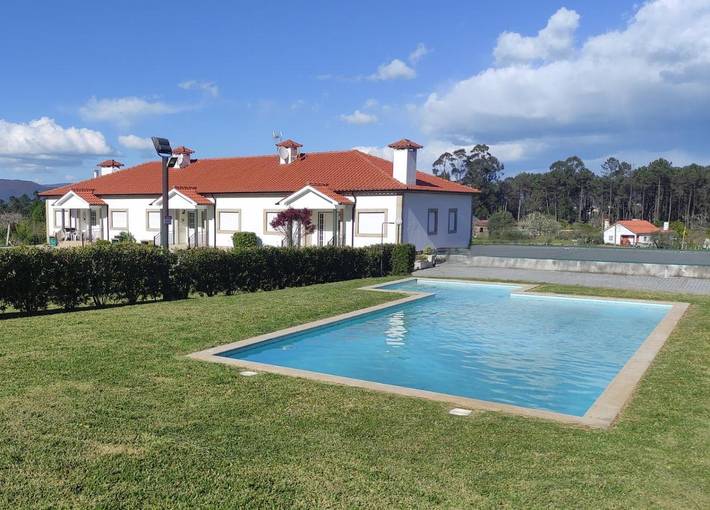 Gîte pour 8 personnes, avec jardin ainsi que piscine et vue dans Facha