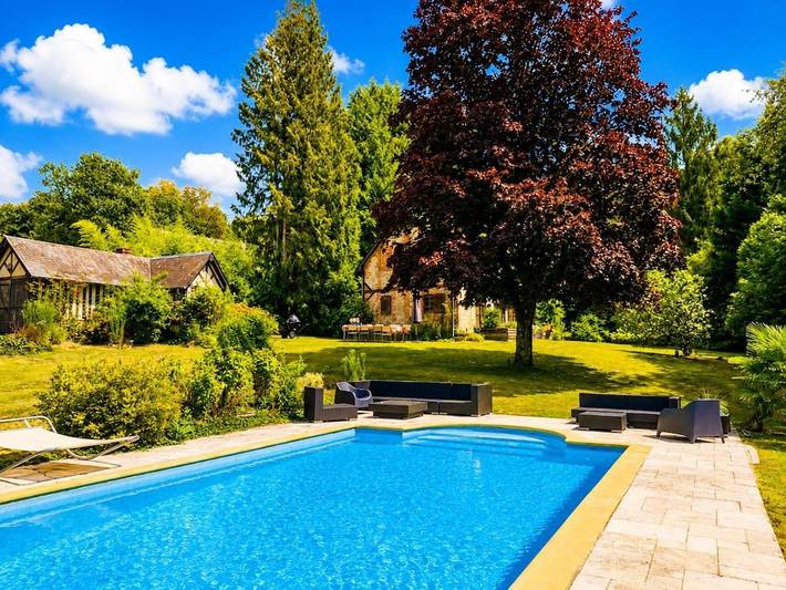 Location de vacances pour 8 personnes, avec Terrasse et Jardin ainsi que Piscine et Vue à Englesqueville-en-Auge