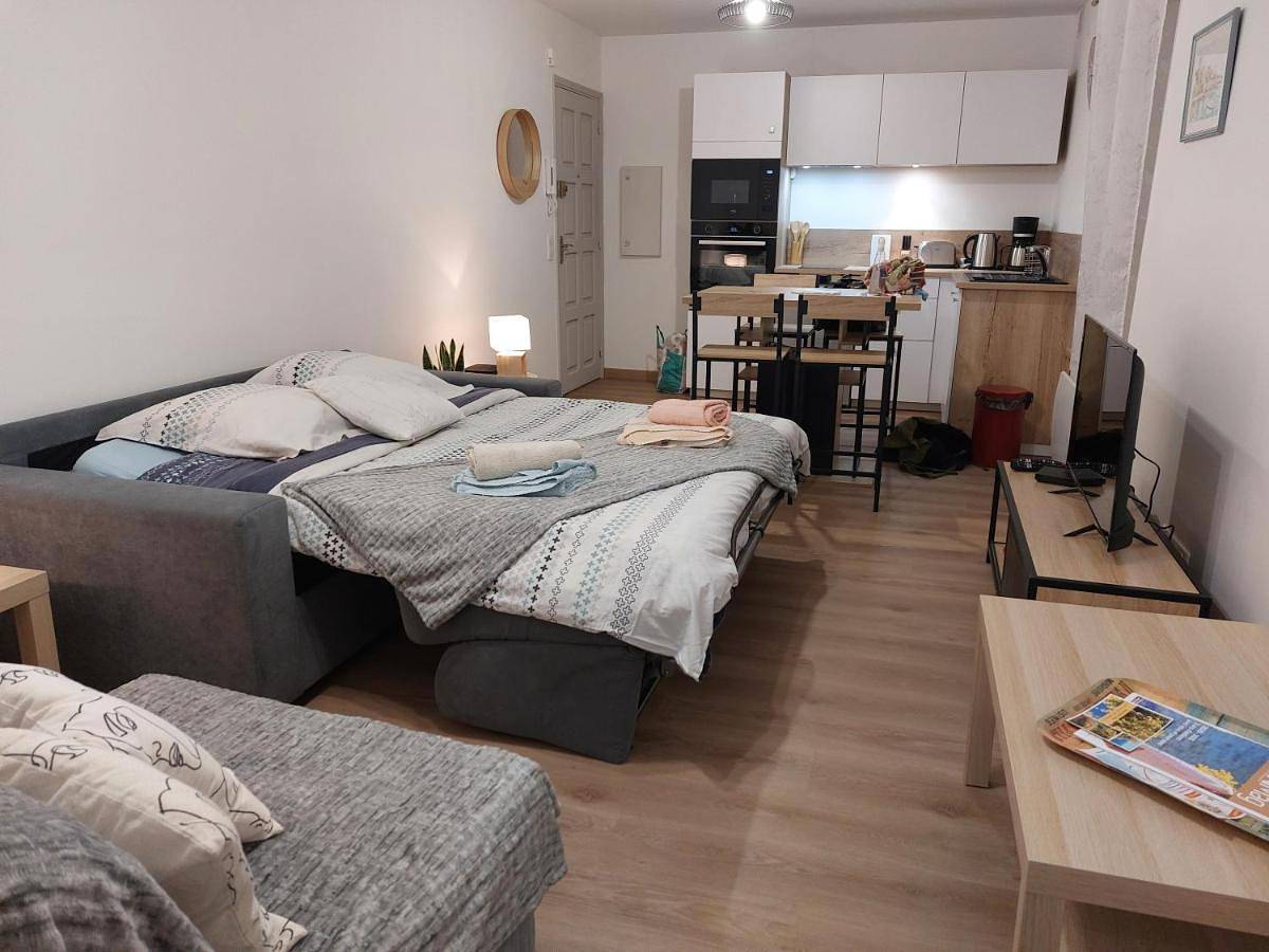 Appartement entier, One-Bedroom Apartment in Mandelieu-la-Napoule, Massif de l'Esterel