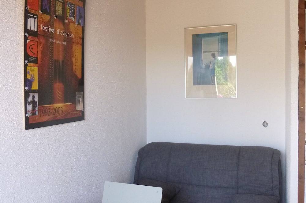 Sea-view apartment facing Toulon harbor. Sandy beach 10 m away. in Le Pradet, Parc national de Port-Cros