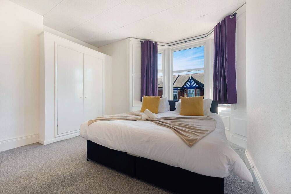 Large Spacious Home|Parking|8 bedrooms|sleeps 14 in Sunderland
